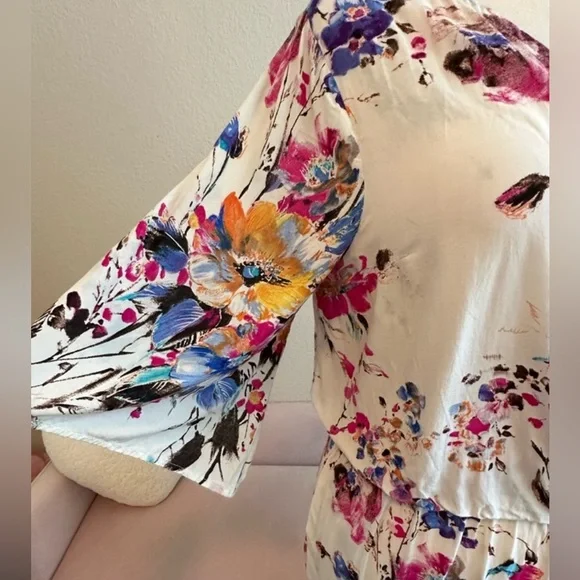 Umgee vibrant floral shorts romper 3/4 bell sleeve Tie belt Wrap front snap Sz M - Picture 4 of 8